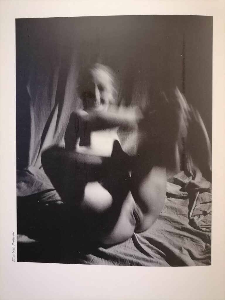 Photo d'une femme nue par Elizabeth Prouvost dans la revue érotique Le Sourire vertical, Jean-Pierre Faur éditeur
