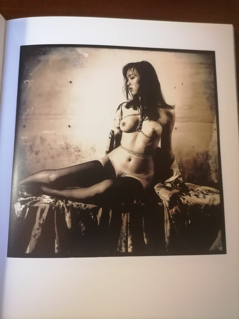 Photo érotique de bondage par Gilles Berquet dans son livre Ame, aux éditions Jean-Pierre Faur