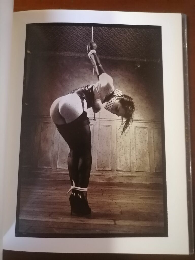 Photo érotique de bondage par Gilles Berquet dans son livre Ame, aux éditions Jean-Pierre Faur