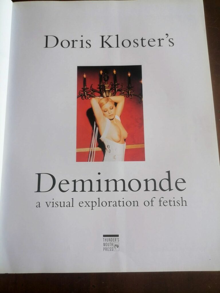 Page de titre du livre de photographie érotique et fétichiste Doris Kloster's Demimonde, aux éditions Thunder's Mouth Press