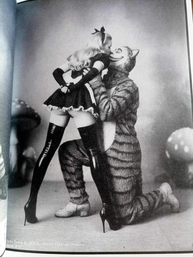 Photo érotique et fétichiste de Lewis K. Roll (Hector Domiane) autour d'Alice au pays des Merveilles