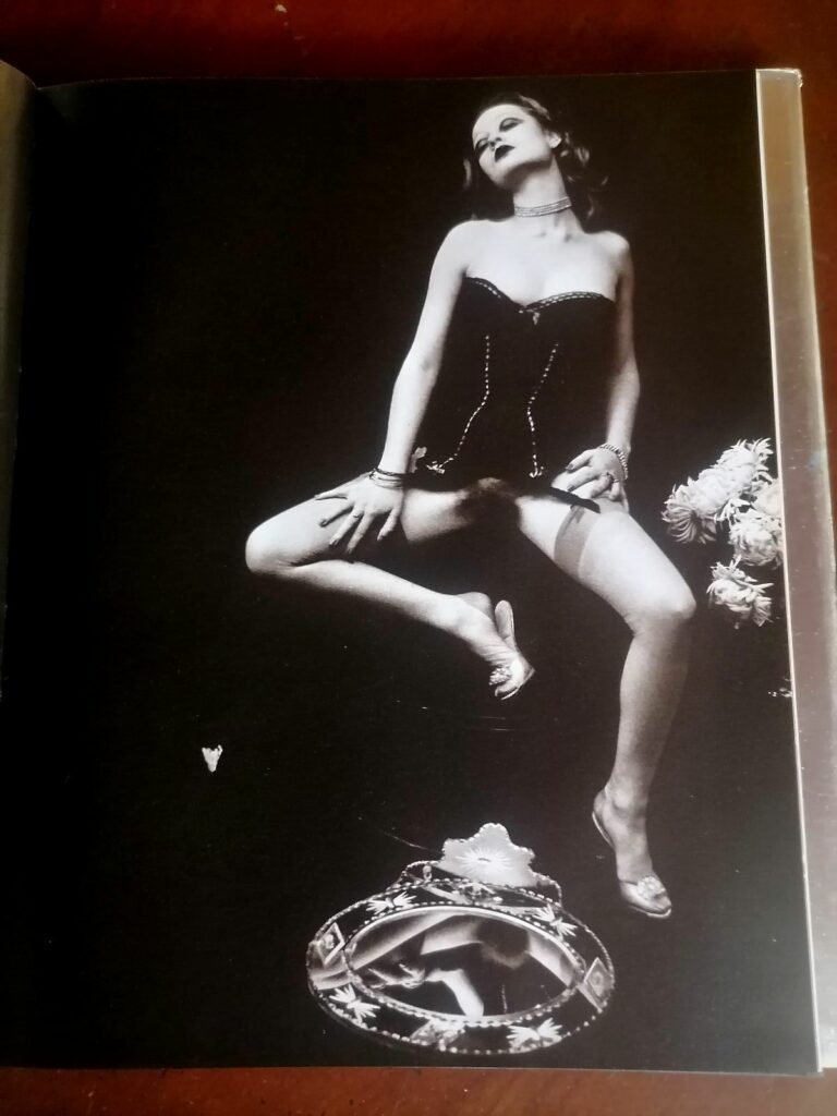 Photographie érotique de Irina Ionesco pour le livre Temple aux Miroirs
