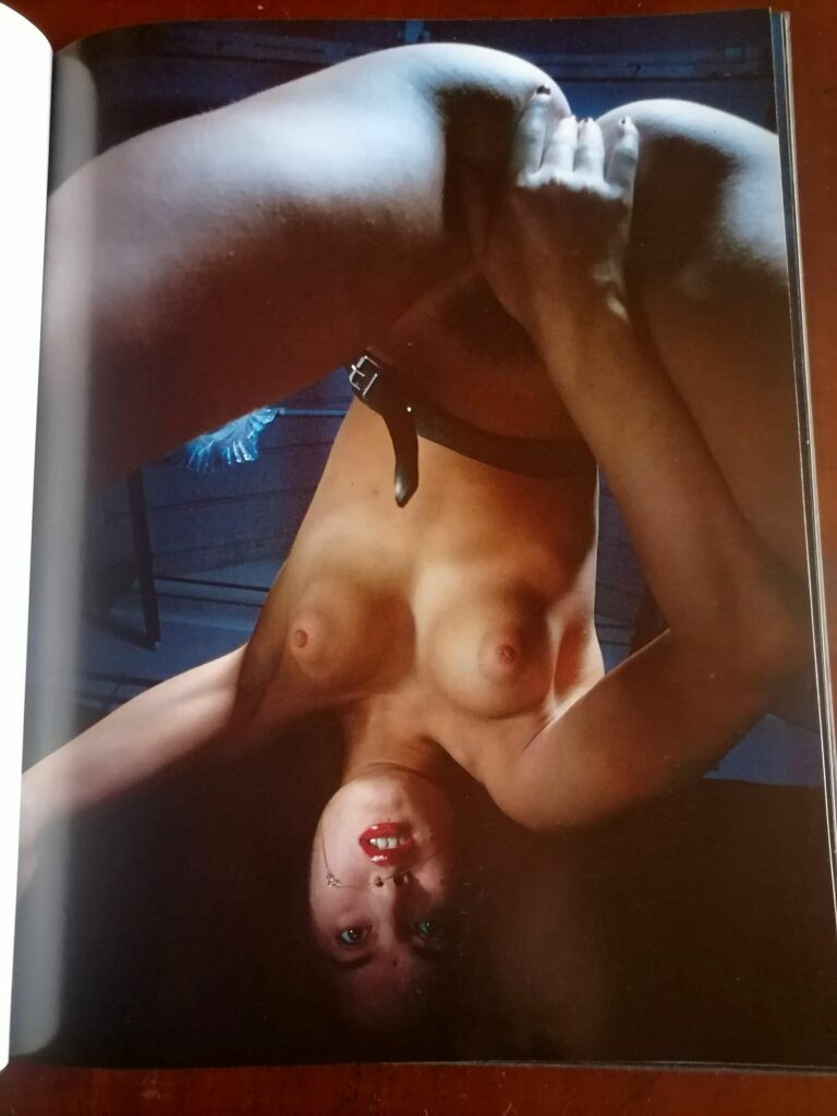 Photographie érotique de Serge Gainsbourg dans le livre Bambou et les poupées, éditions Filipacchi