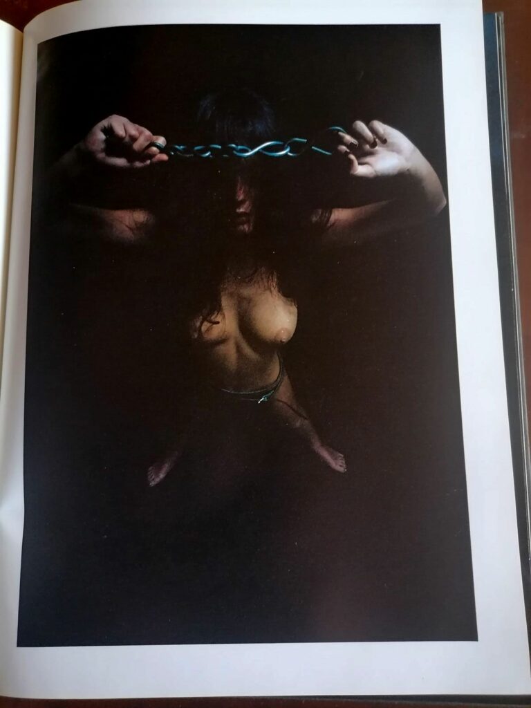 Photographie de Serge Gainsbourg dans le livre Bambou et les poupées, éditions Filipacchi