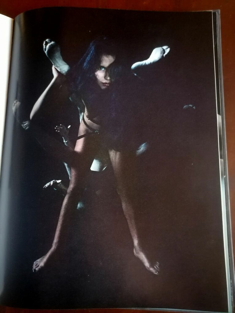 Photographie de Serge Gainsbourg dans le livre Bambou et les poupées, éditions Filipacchi