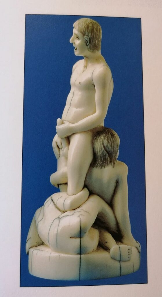 Pièce d'un jeu d'échecs érotique (le roi) représentant un homme nu