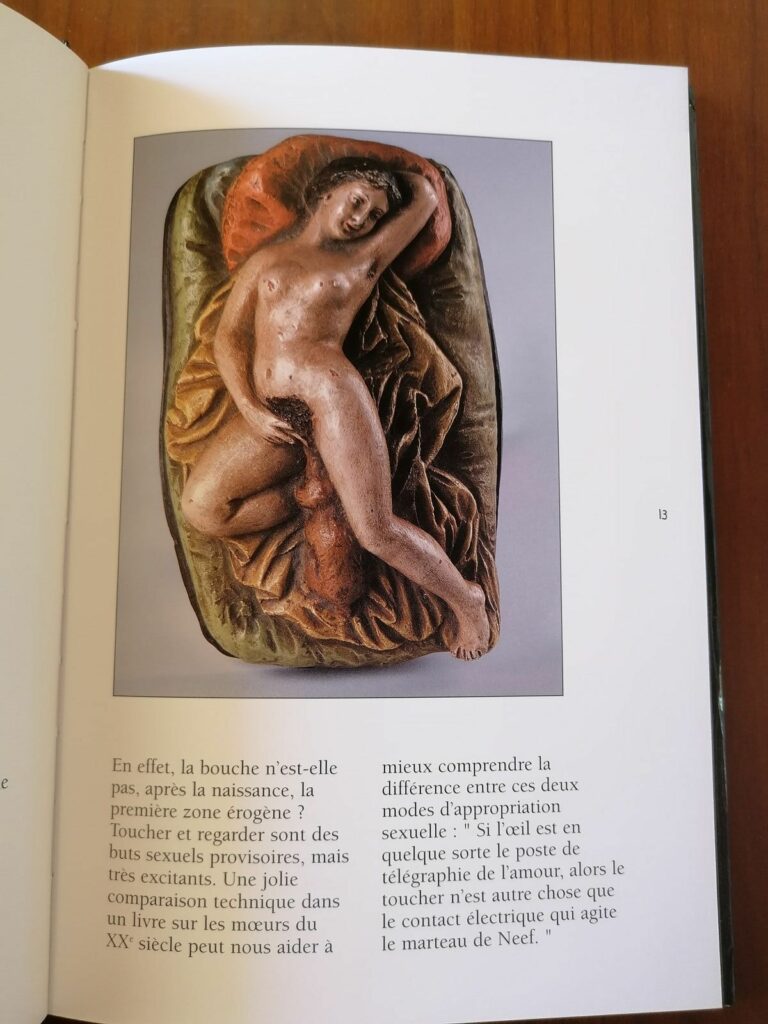 Sculpture érotique vintage représentant une femme nue allongée