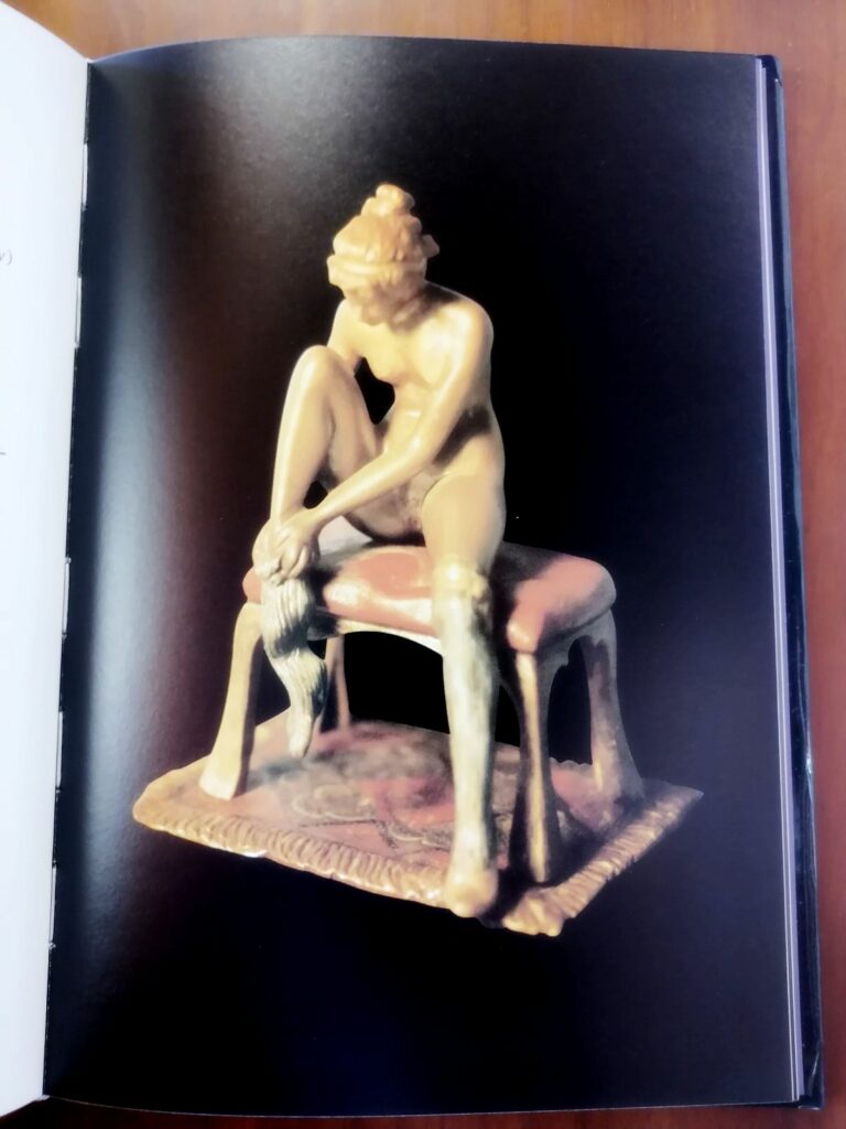 Statuette érotique (bronze) représentant une femme nue qui enlève ses bas