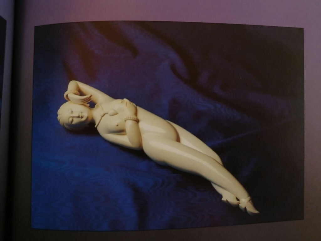 Statuette érotique chinoise représentant une femme nue allongée