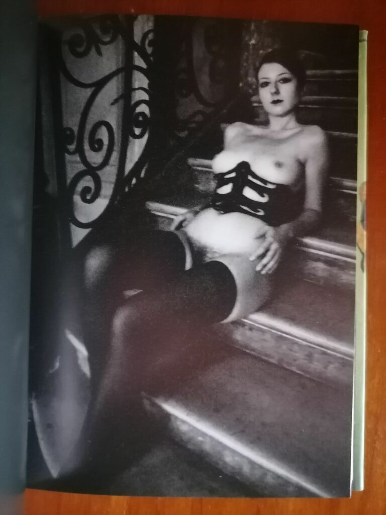 Photo érotique de Vee Speers dans son livre Bordello