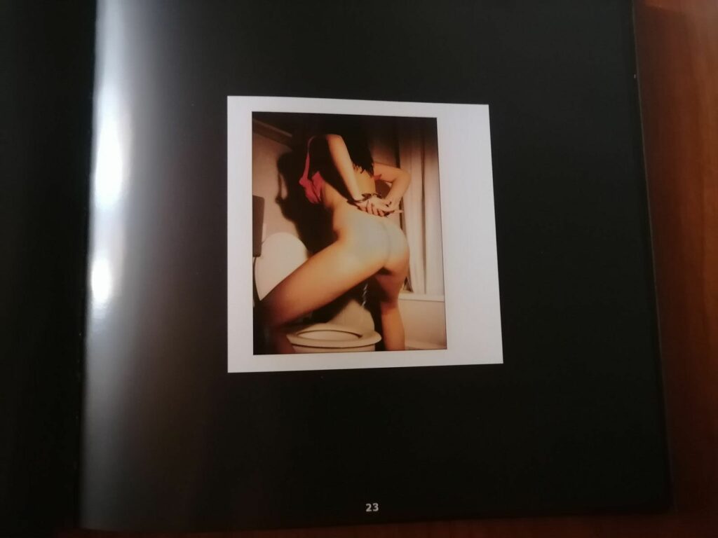 Photo érotique uro de Michael Moore dans son livre PolastoryX , aux éditions TimeArt