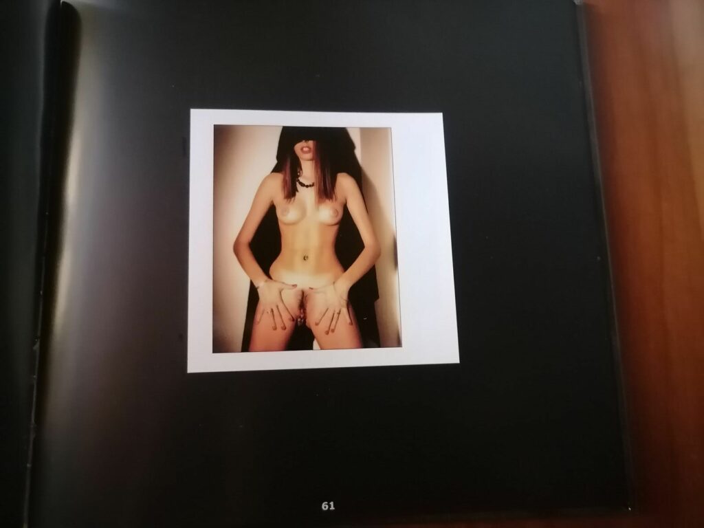 Photo érotique de Michael Moore dans son livre PolastoryX , aux éditions TimeArt