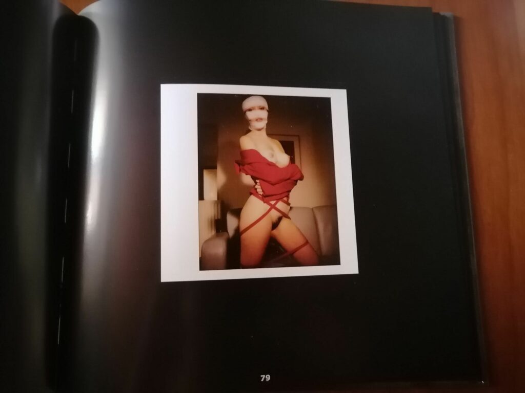 Photo érotique de Michael Moore dans son livre PolastoryX , aux éditions TimeArt