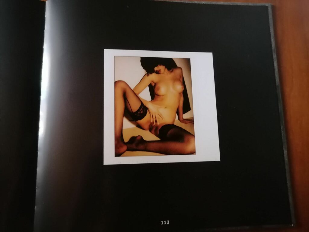 Photo érotique d'une femme en bas noirs de Michael Moore dans son livre PolastoryX , aux éditions TimeArt